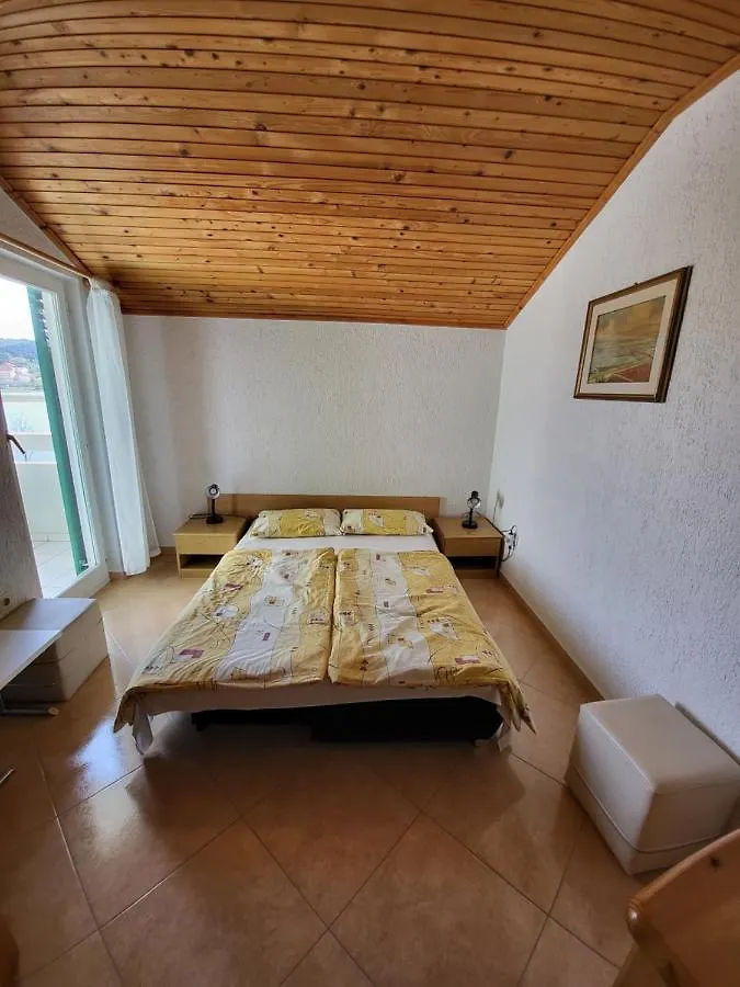 Apartmani Mira Supetarska Draga 3*,