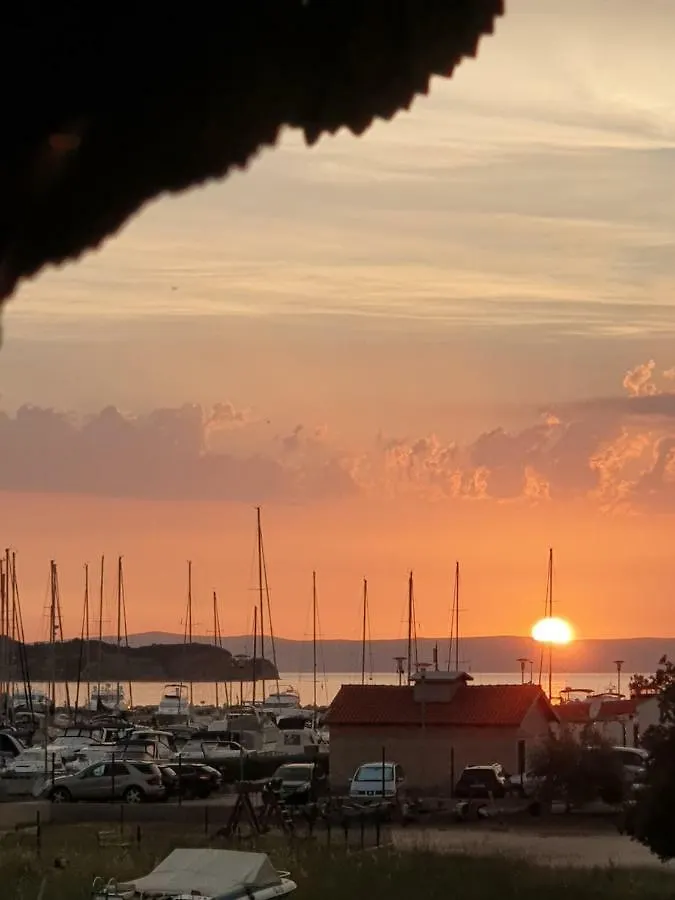 *** Affittacamere Apartmani Mira Supetarska Draga Croazia